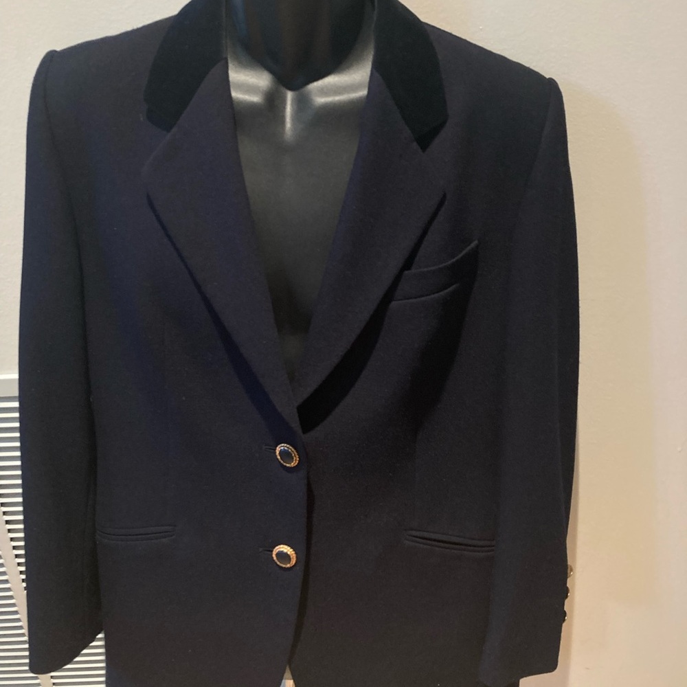 Skirt suit